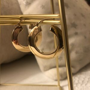 Wide hoops earrings.